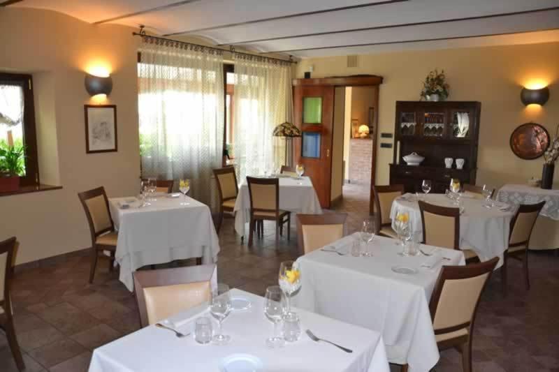 Trattoria Del Bivio Guest House Cerretto Langhe Exterior foto