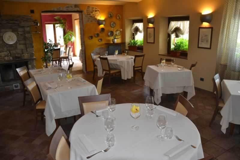 Trattoria Del Bivio Guest House Cerretto Langhe Exterior foto