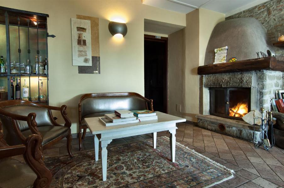 Trattoria Del Bivio Guest House Cerretto Langhe Exterior foto
