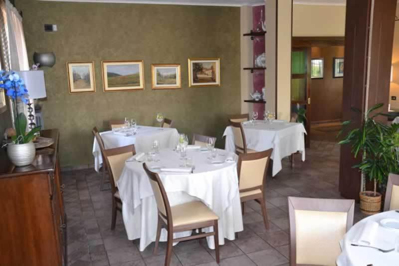 Trattoria Del Bivio Guest House Cerretto Langhe Exterior foto