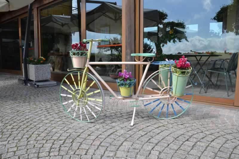 Trattoria Del Bivio Guest House Cerretto Langhe Exterior foto